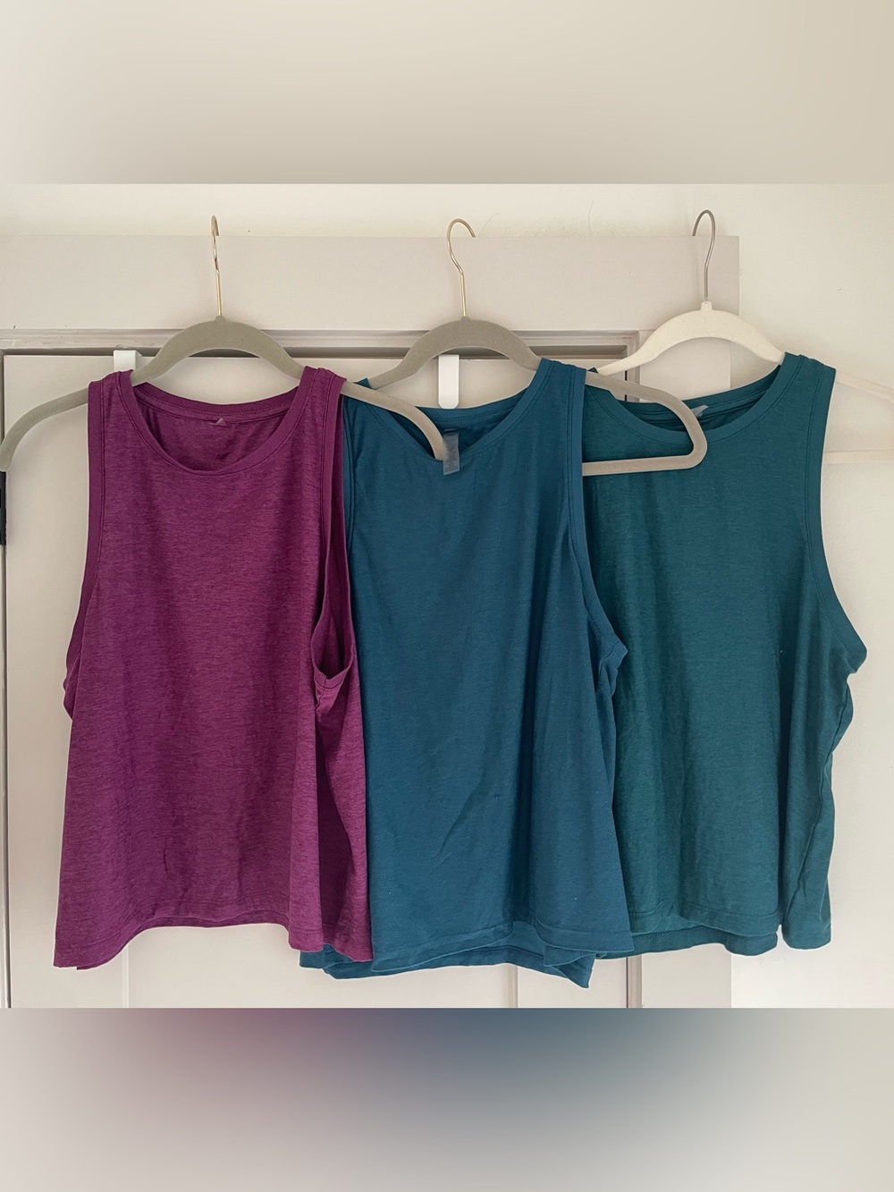 Set of 3 Beyond Yoga women’s featherweight tanks
